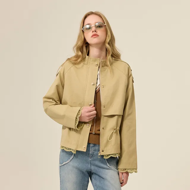 【ILEY 伊蕾】立領蕾絲拼接風衣外套(卡其；M-XL；1253264911)