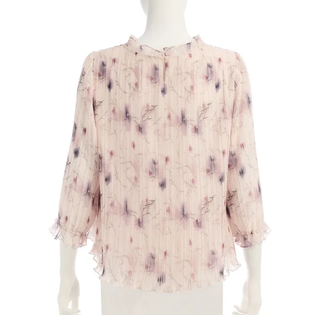 【ILEY 伊蕾】壓褶印花七分袖雪紡上衣(淺粉；M-XL；1253071454)