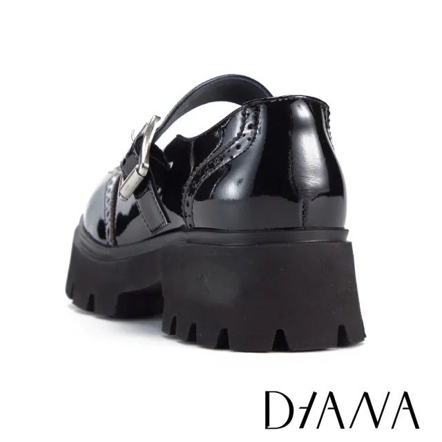 【DIANA】牛漆皮沖孔雕花裝飾瑪莉珍鞋 鏡黑