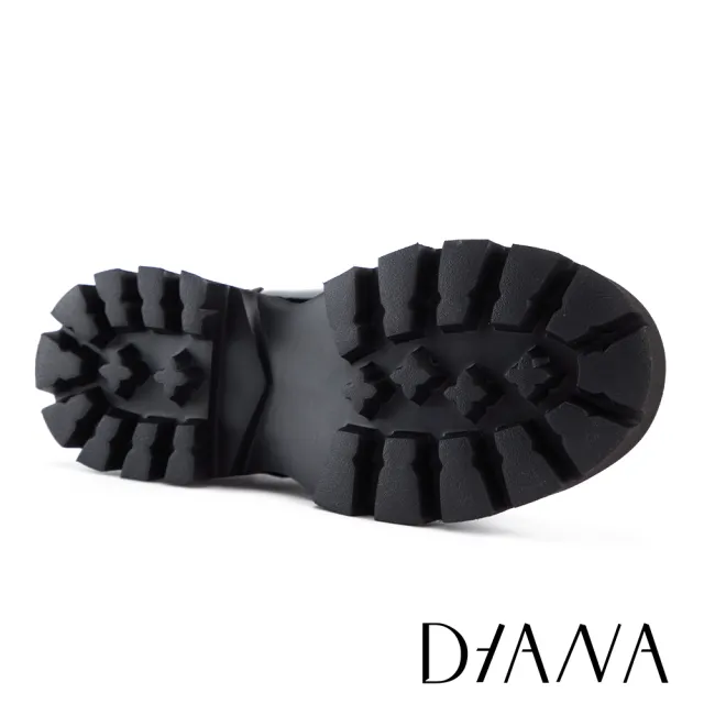 【DIANA】牛漆皮沖孔雕花裝飾瑪莉珍鞋 鏡黑