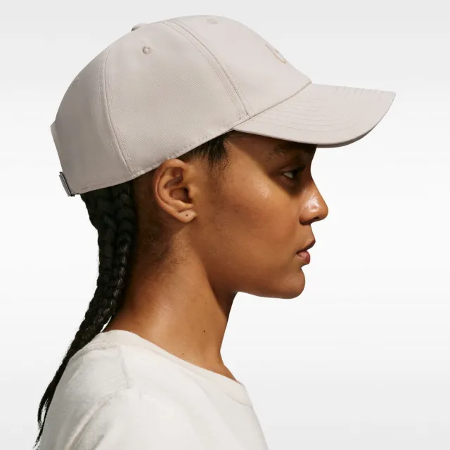 【NIKE 耐吉】休閒帽 男 女 U NK CLUB CAP U CB SWSH L 運動帽 棒球帽 可調節 米 (FB5369236)