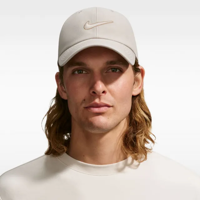 【NIKE 耐吉】休閒帽 男 女 U NK CLUB CAP U CB SWSH L 運動帽 棒球帽 可調節 米 (FB5369236)