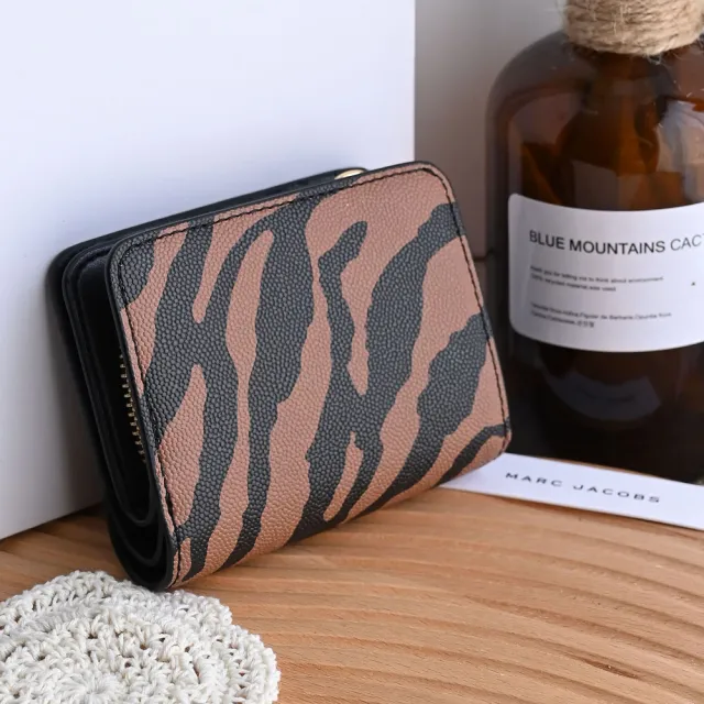 【MARC JACOBS】金屬浮雕LOGO虎紋雙面扣式拉鍊零錢短夾(咖)