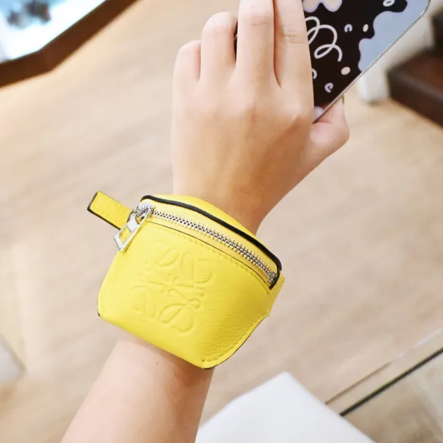 【LOEWE 羅威】經典徽章烙印LOGO小牛皮扣式造型手環零錢包(黃)