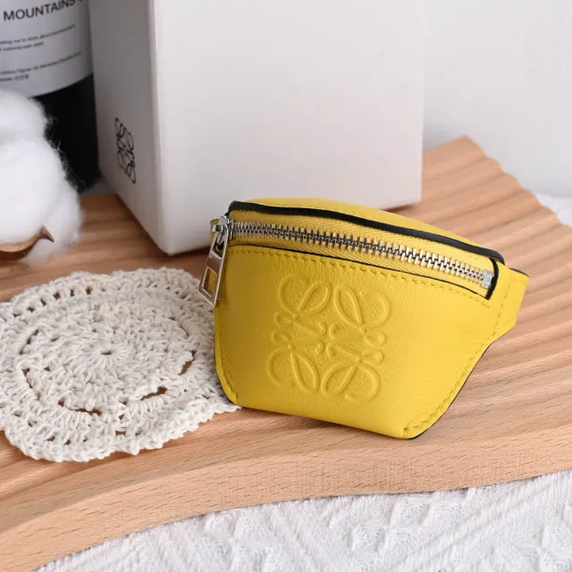 【LOEWE 羅威】經典徽章烙印LOGO小牛皮扣式造型手環零錢包(黃)