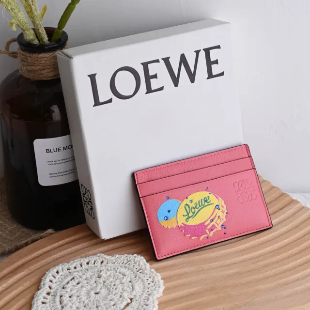 【LOEWE 羅威】經典徽章LOGO水鑽裝飾印花信用卡名片隨身卡夾(粉)