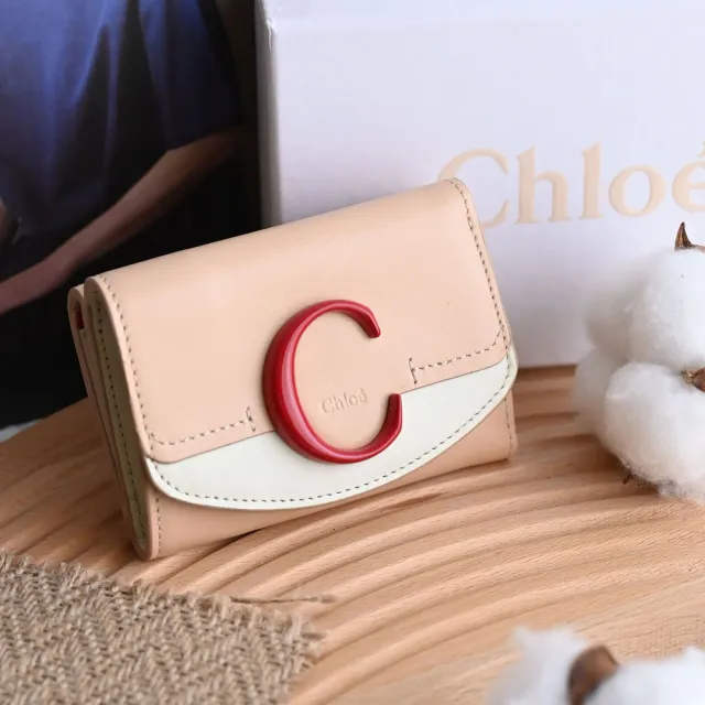 【Chloe’ 蔻依】金屬字母大C撞色拼接三折零錢短夾(裸膚)
