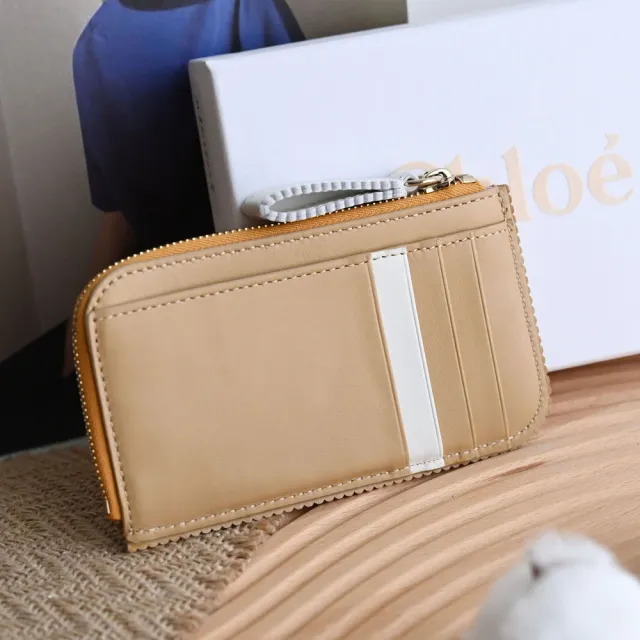 【Chloe’ 蔻依】簡約烙印LOGO小牛皮信用卡名片零錢包(姜黃)