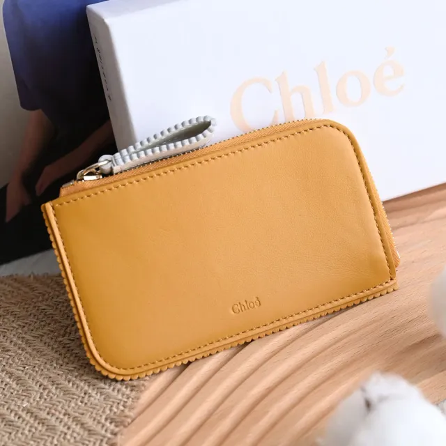 【Chloe’ 蔻依】簡約烙印LOGO小牛皮信用卡名片零錢包(姜黃)
