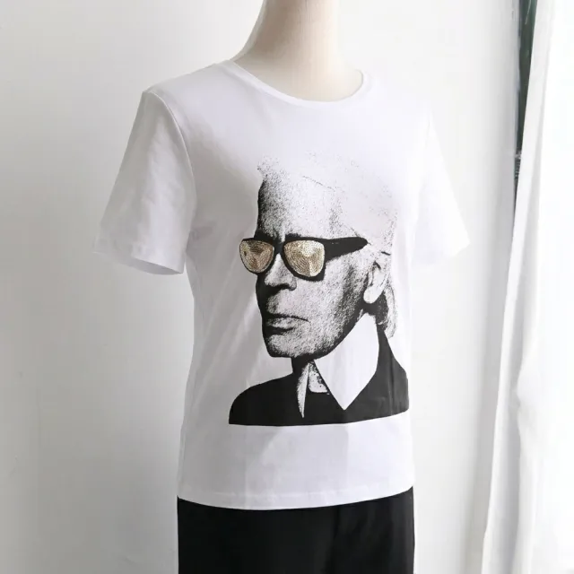 【KARL LAGERFELD 卡爾】老佛爺紀念款肖像圖案棉質短T恤(白)