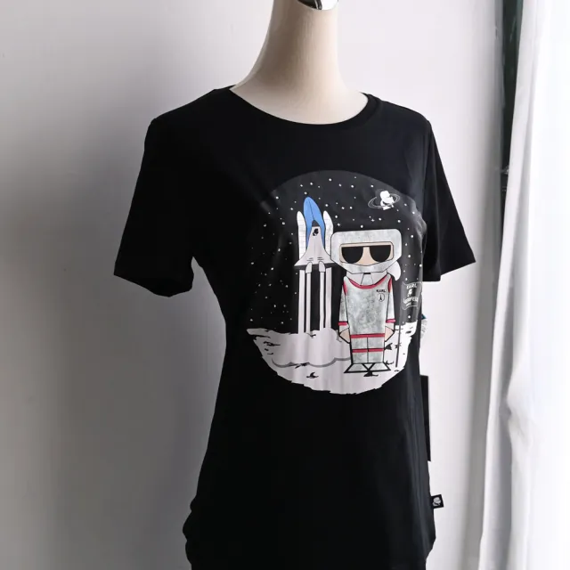 【KARL LAGERFELD 卡爾】老佛爺公仔太空水鑽圖案棉質短T恤(黑)
