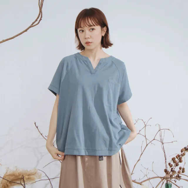 【MOSS CLUB】小V領連袖貼口袋素色短袖上衣 淺藍 黑 灰(魅力商品)
