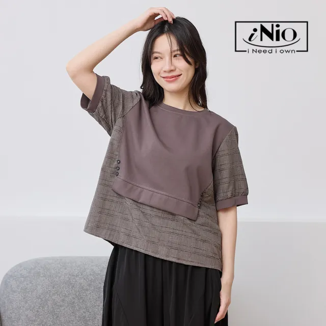 【iNio 衣著美學】造型面料拼接短袖上衣 女短袖T恤 異材質拼接 V字剪裁 落肩圓領棉T 設計感上衣  CHW1106