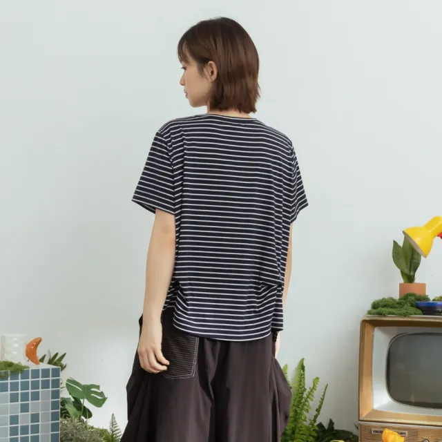 【MOSS CLUB】條紋拼色斜切下襬短T 藍 黑(魅力商品)