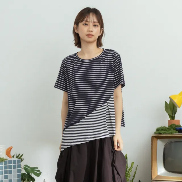 【MOSS CLUB】條紋拼色斜切下襬短T 藍 黑(魅力商品)