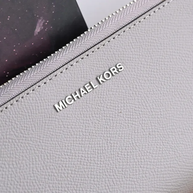 【Michael Kors】新版金屬LOGO手提式拉鍊手機袋零錢中夾(珍珠灰)