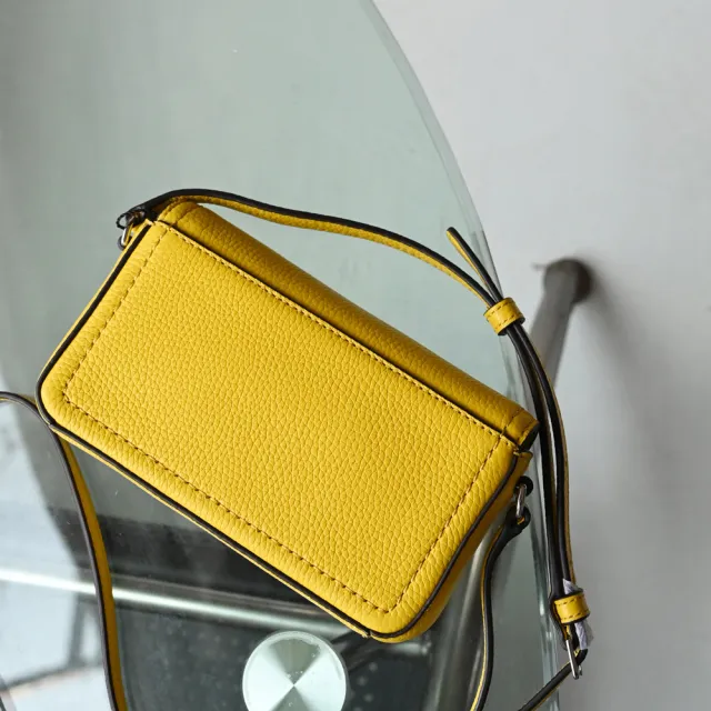 【MARC JACOBS】簡約金屬LOGO全皮革迷你方包單肩包斜背包(黃)