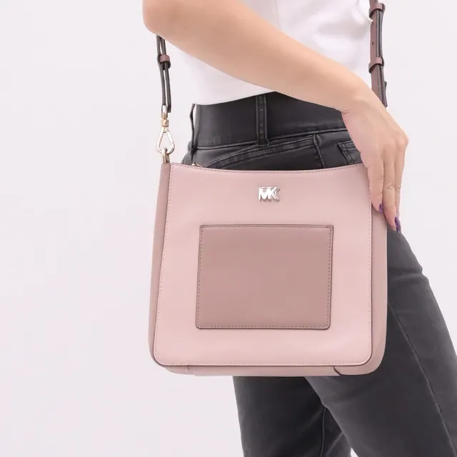 【Michael Kors】金屬MK LOGO撞色拼接前口袋方包斜背包(粉芋)