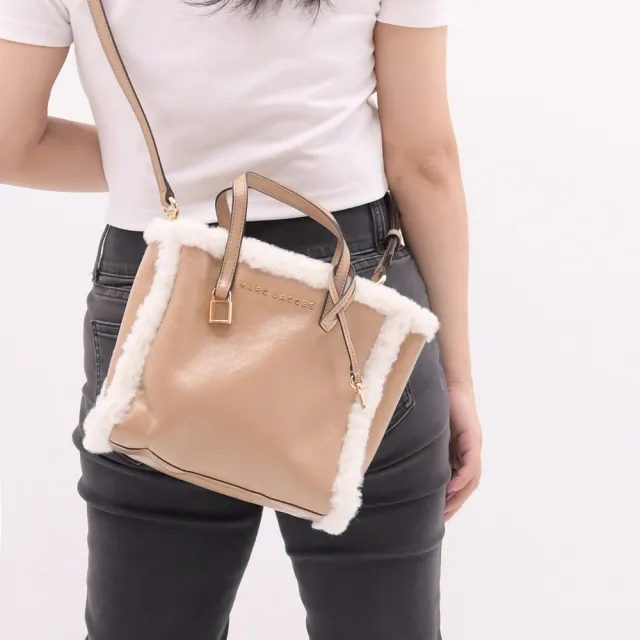 【MARC JACOBS】經典鎖頭吊飾絨毛飾邊亮面皮革手提兩用包(拿鐵棕)