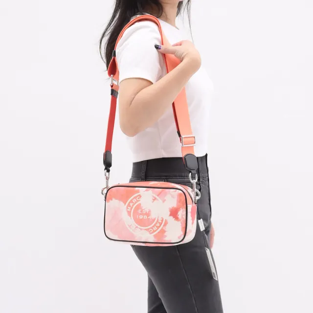 【MARC JACOBS】圓標LOGO渲染帆布寬背帶相機包斜背包(甜瓜橘)