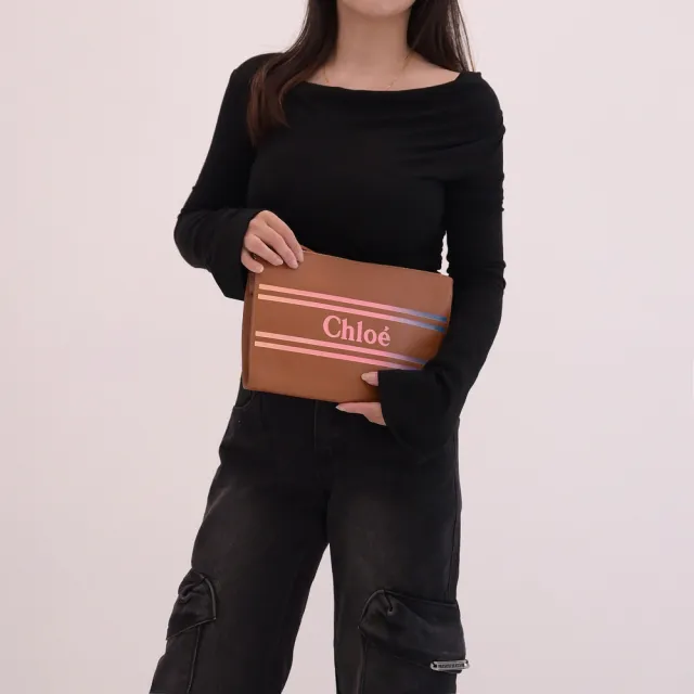 【Chloe’ 蔻依】大LOGO漸層條紋大手拿包萬用包(咖 大款)