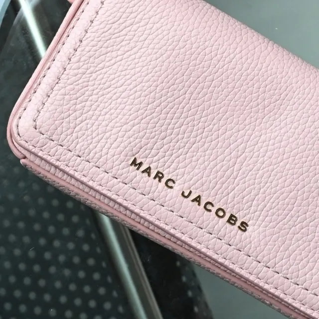 【MARC JACOBS】簡約金屬LOGO全皮革迷你方包單肩包斜背包(粉)