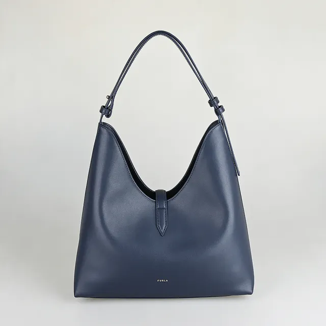 【FURLA 芙拉】FURLA Goccia背面燙金LOGO小牛皮垂掛帶開口式肩背流浪包(中/墨藍)