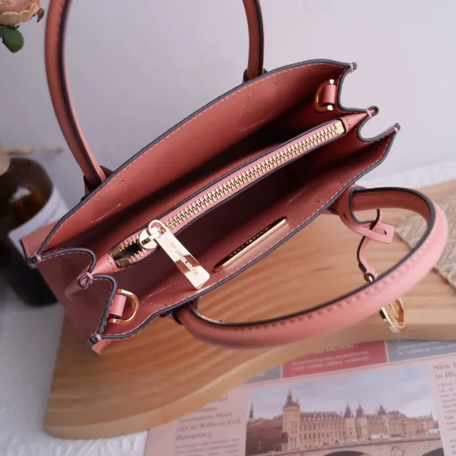 【Michael Kors】圓標MK LOGO吊飾手提斜背三層包兩用包(玫粉)