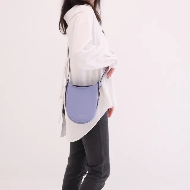 【Chloe’ 蔻依】經典品牌LOGO烙印小牛皮個性包斜背包(迷霧藍)