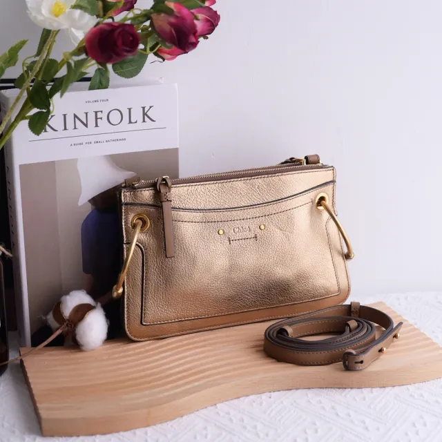 【Chloe’ 蔻依】金屬大圓圈扣飾小牛皮三層手拿包斜背包(全新福利品)