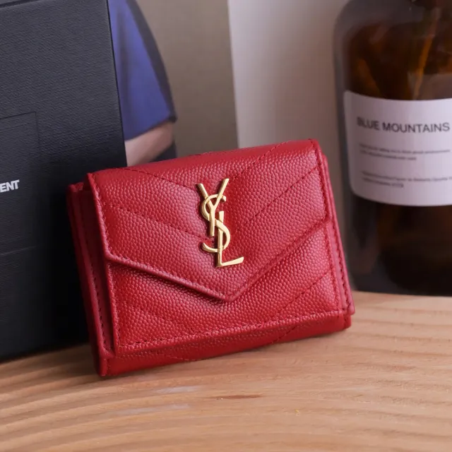 【YSL】金屬字母LOGO菱格V字紋三折零錢短夾(紅/金)