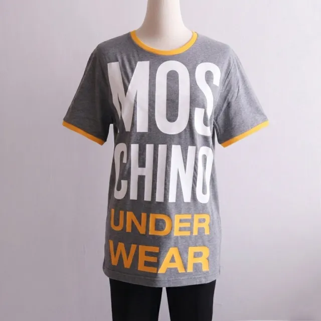 【MOSCHINO】品牌英文LOGO寬版個性棉短T恤(灰/黃邊)