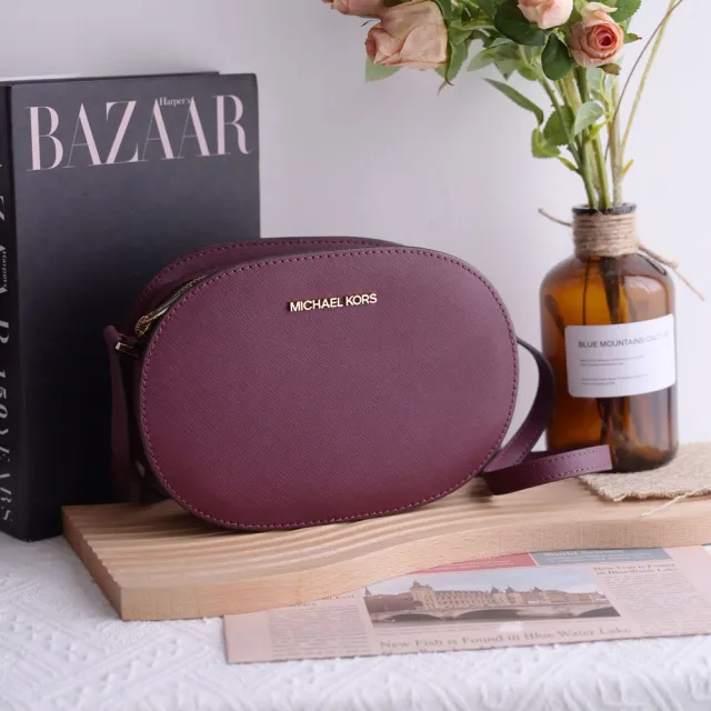【Michael Kors】簡約LOGO防刮皮革橢圓造型斜背包(酒紅)