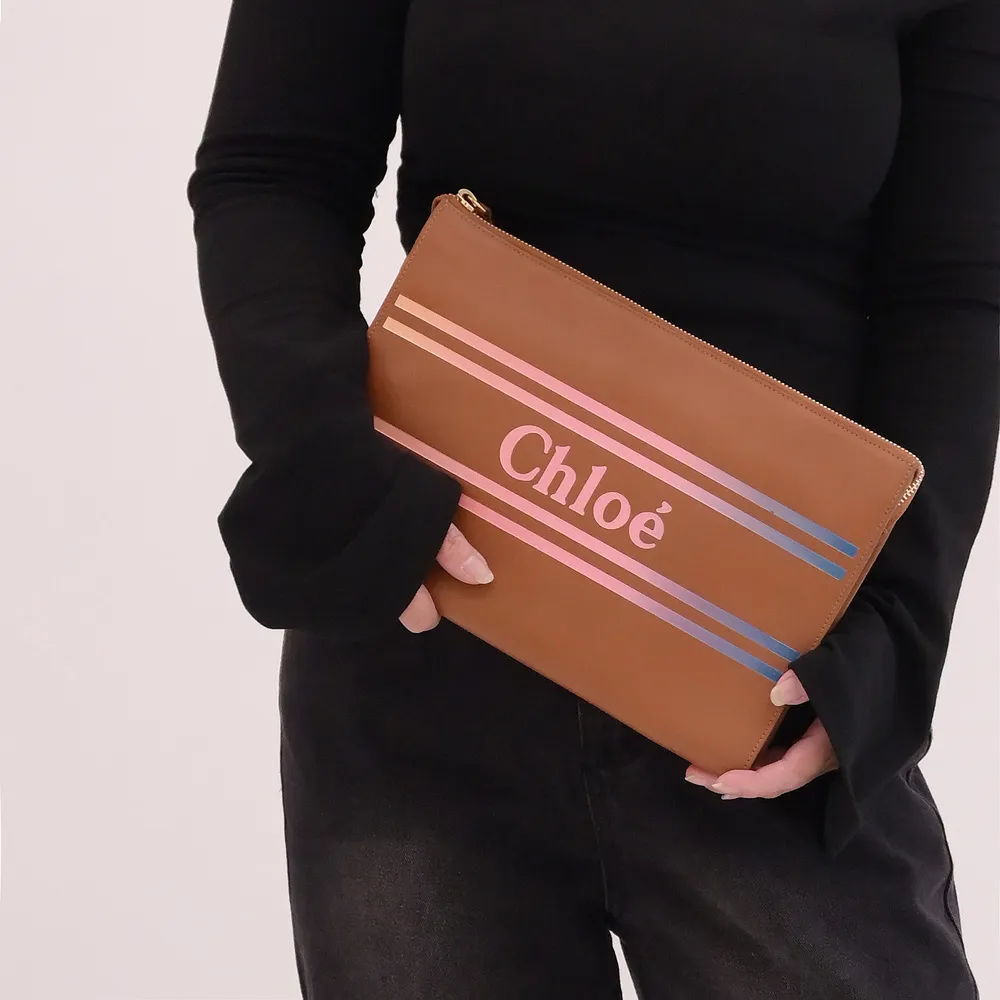 【Chloe’ 蔻依】大LOGO漸層條紋大手拿包萬用包(咖 大款)