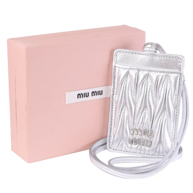 【MIU MIU】Matelasse 經典LOGO抓皺納帕羊皮頸掛卡片證件夾(銀)