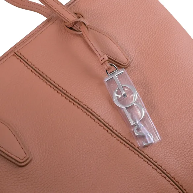 【TOD’S】JOY 品牌字母吊飾荔枝紋牛皮肩背包托特包(淺咖)