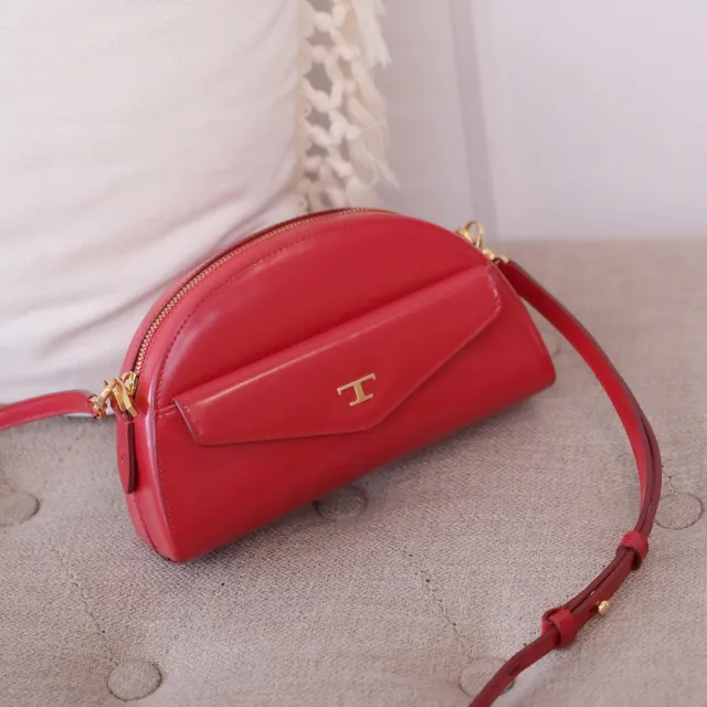 【TOD’S】TODS 金屬T字LOGO小牛皮半月造型迷你小包手拿包斜背包(紅)
