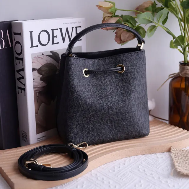 【Michael Kors】SURI MINI 滿版MK印花拼接手提斜背水桶包(黑灰)