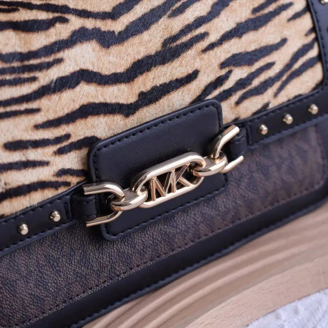【Michael Kors】金屬MK LOGO鉚釘虎紋翻蓋肩斜三用鍊包學院包(深咖)