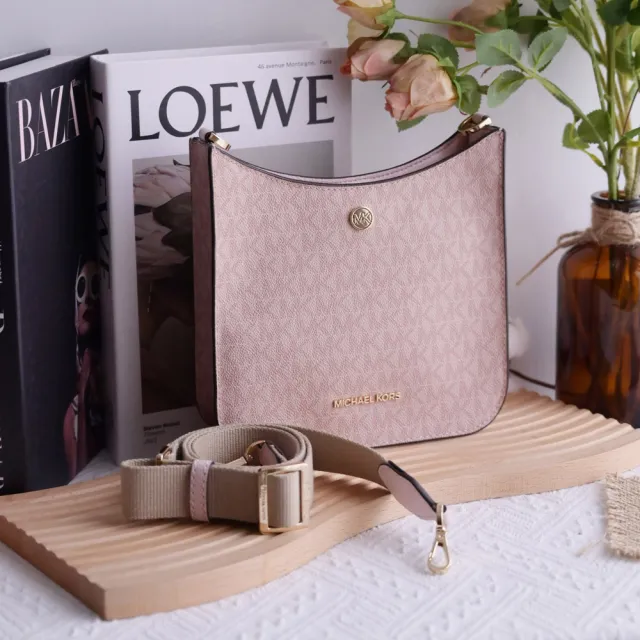 【Michael Kors】圓標LOGO滿版MK活動寬背帶個性斜背包(芭蕾粉 小)