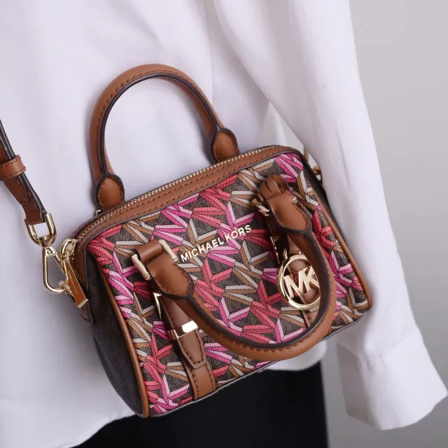 【Michael Kors】圓標MK吊飾幾何印花拼接迷你手提兩用波士頓包(咖)