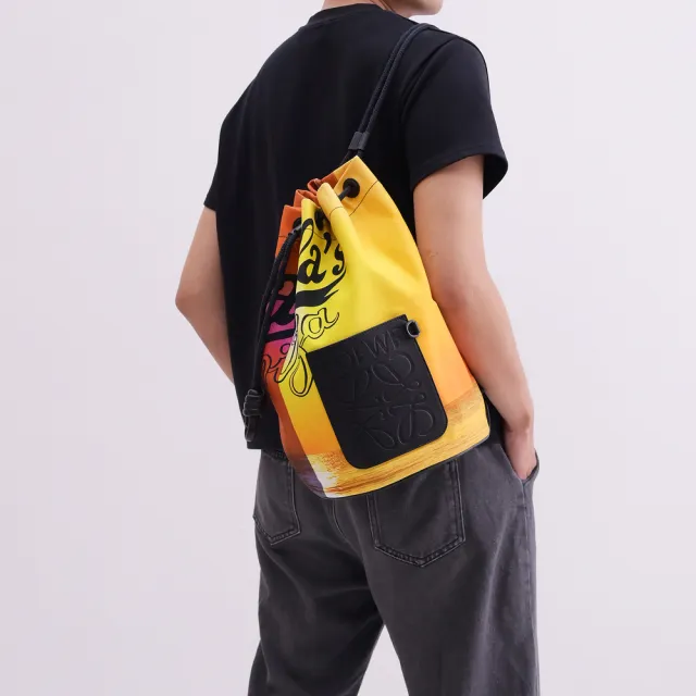 【LOEWE 羅威】經典徽章LOGO夕陽圖案帆布束口水桶後背包(黃橘)