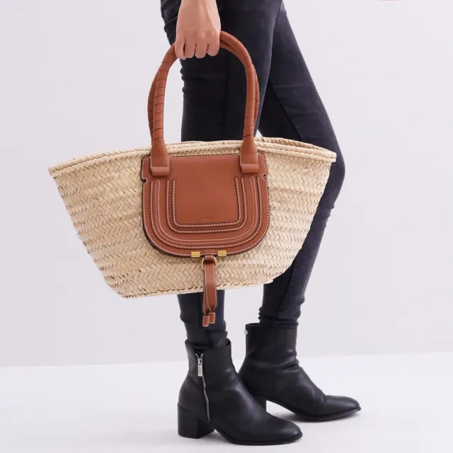 【Chloe’ 蔻依】Marcie 經典馬鞍造型翻蓋肩背個性草編包(卡其咖)