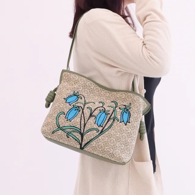 【LOEWE 羅威】限定經典精緻徽章LOGO印花刺繡花朵束口斜背包(酪梨綠)