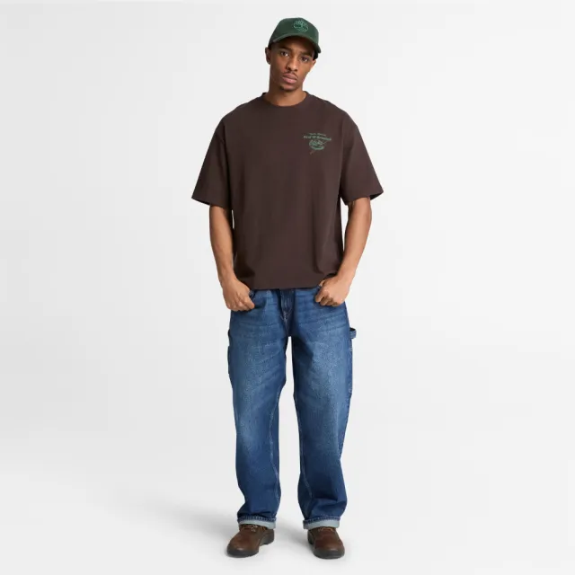 【Timberland】男款深棕色寬版厚磅Beef&Broccoli圖案T恤(0YHR1C35)