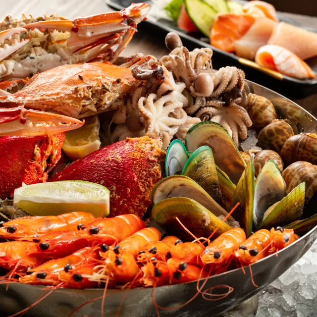 【新板希爾頓酒店】8/25搶!和牛吃到飽!新板希爾頓酒店悅市集自助式午餐券(平日晚餐+100.假日午或晚餐+400)