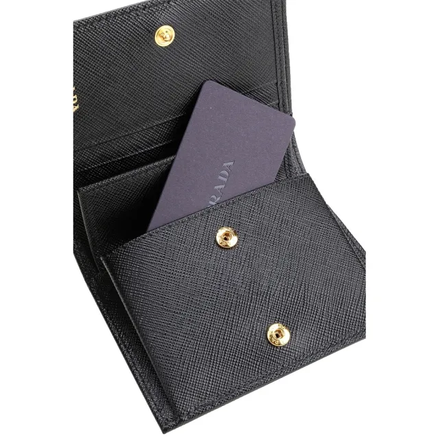【PRADA 普拉達】Saffiano 金字浮刻對折釦式短夾(黑色 錢包 皮夾 送禮)
