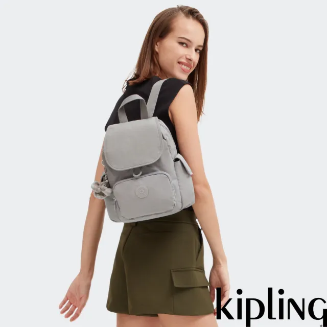 【KIPLING】『猴子包』溫柔沉穩灰拉鍊掀蓋後背包-CITY PACK MINI 女包