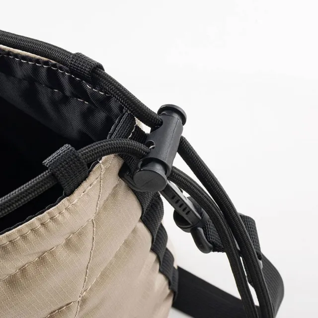 【The North Face】TNF 休閒 運動 耐磨抽繩束口斜背包 DOME SHOULDER BAG - AP 男 女 棕 (NF0A8K8DN7J)