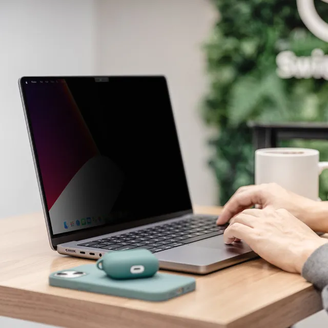 【SwitchEasy】MacBook Air 13吋 EasyProtector 抗藍光黏貼式防窺保護貼(支援2026 Air 13吋(M5))